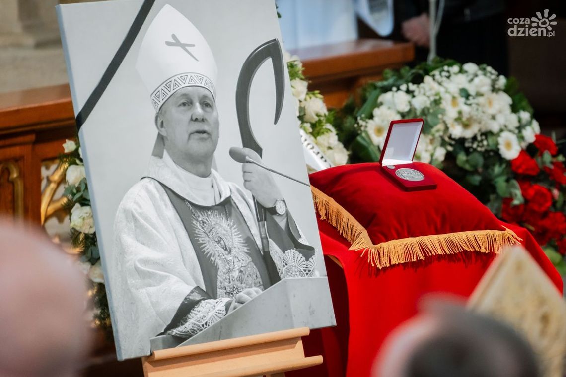 Informacje. Ostatnie pożegnanie biskupa Piotra Turzyńskiego
