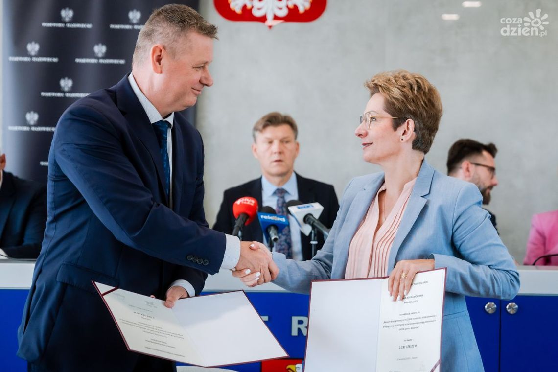 Informacje. Ponad 11 mln zł na drogi Informacje. Ponad 11 mln zł na drogi