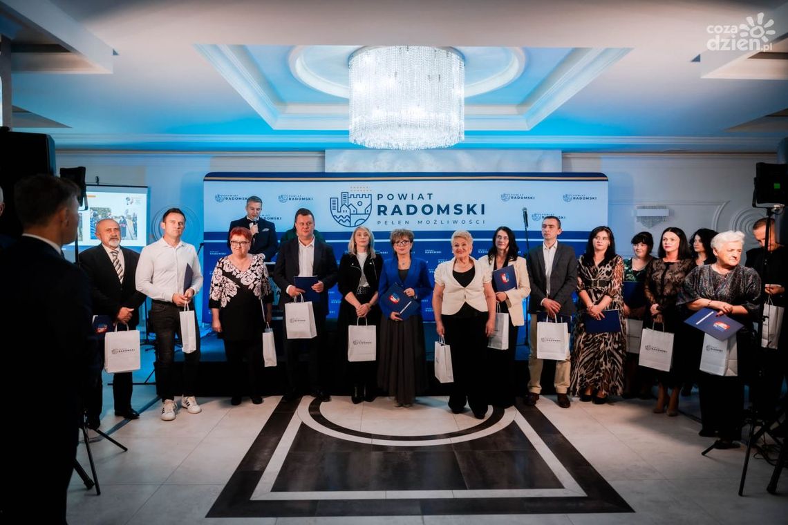 Informacje. Powiat radomski nagrodził społeczników Informacje. Powiat radomski nagrodził społeczników
