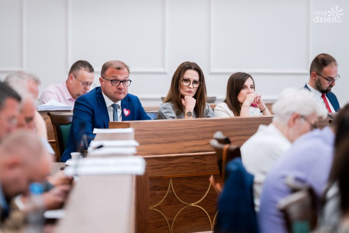 Informacje. Prezydent bez absolutorium i wotum zaufania