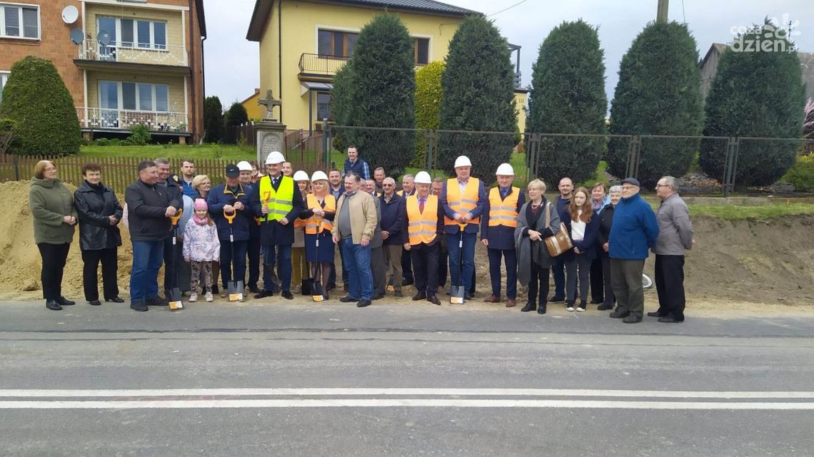 Informacje. Ruszyła przebudowa drogi wojewódzkiej w gminie Lipsko