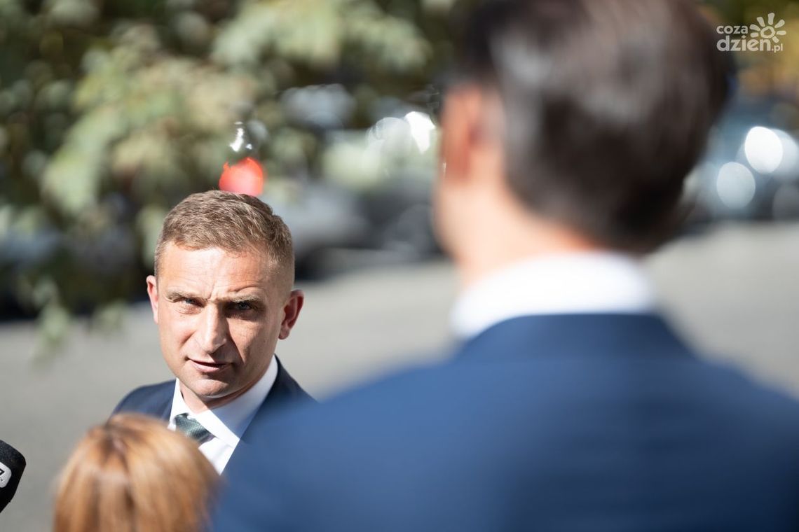 Informacje. Spór Bąkiewicza z Frysztakiem trwa