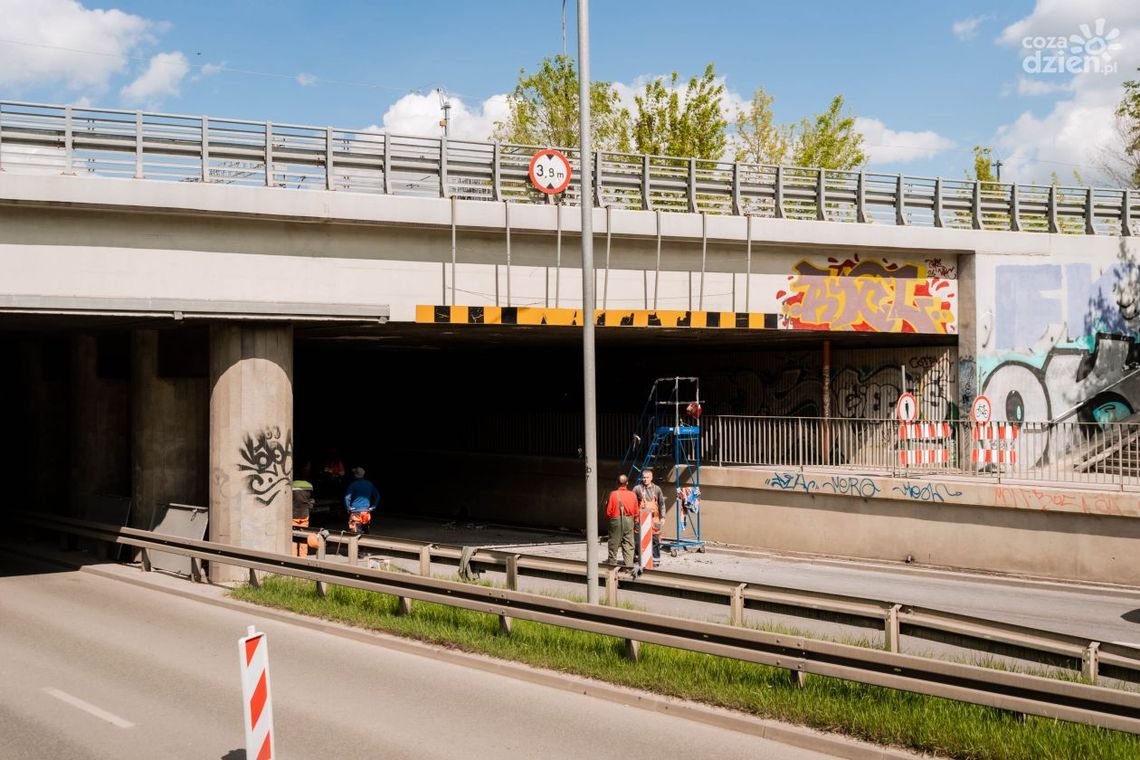 Informacje. Trwa zabezpieczanie wiaduktu na ul. Grzecznarowskiego Informacje. Trwa zabezpieczanie wiaduktu na ul. Grzecznarowskiego