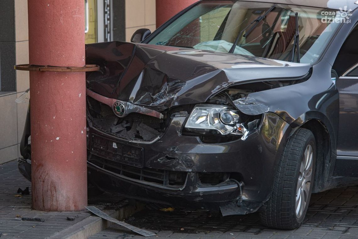 Informacje. Uderzył w dwa auta i budynek przy ul. Zbrowskiego