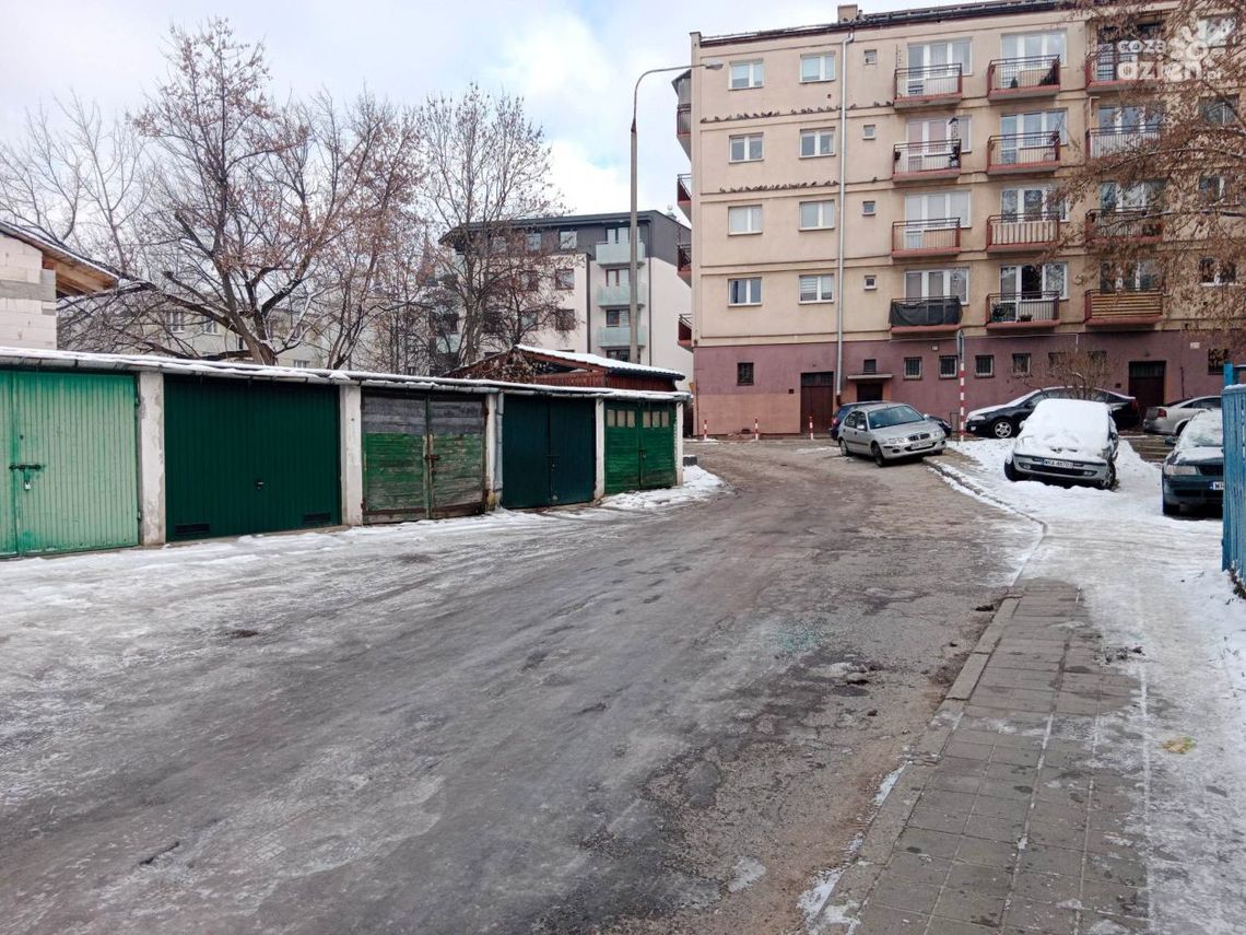 Informacje. Wybite szyby w autach Informacje. Wybite szyby w autach