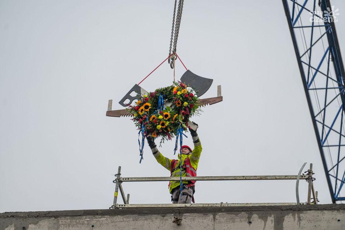 Informacje. Zawisła wiecha na budynku PSE