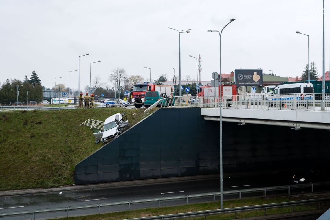Informacje. Zderzenie dwóch aut, jedno z nich zsunęło się z wiaduktu