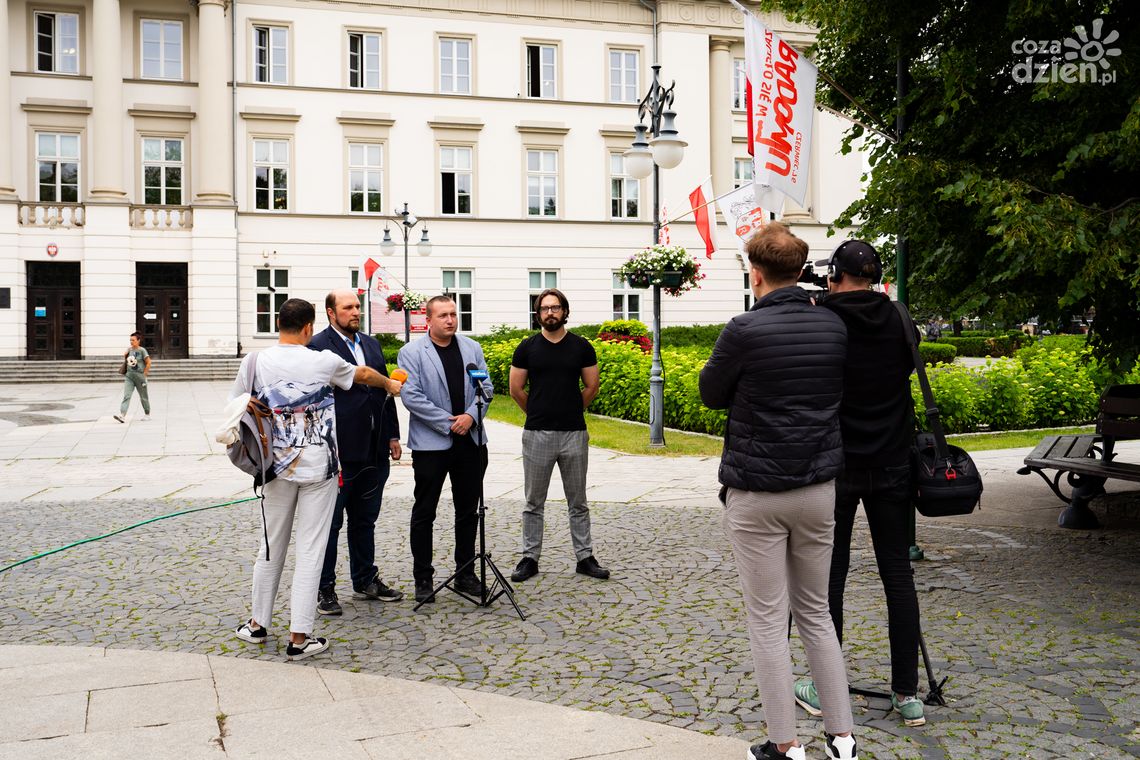 Inicjatorzy referendum ujawnili liczbę zebranych podpisów. Padły ostre słowa