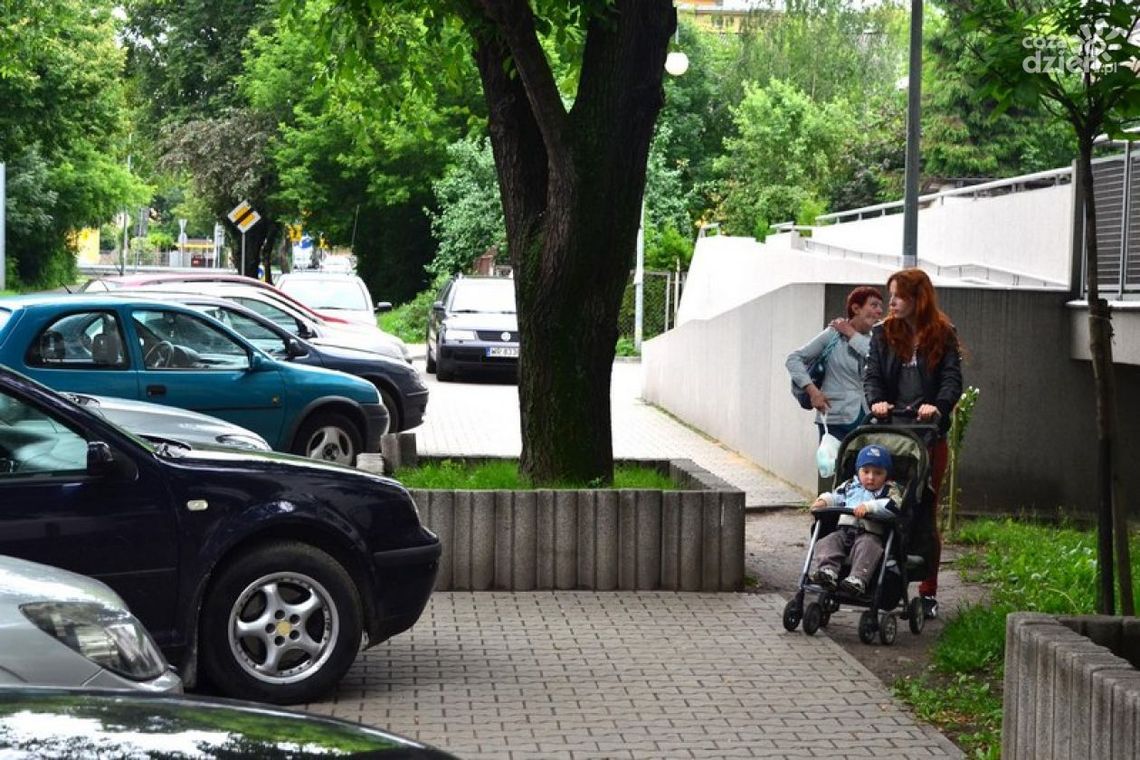 INTERWENCJE: Blokują chodnik na Plantach INTERWENCJE: Blokują chodnik na Plantach