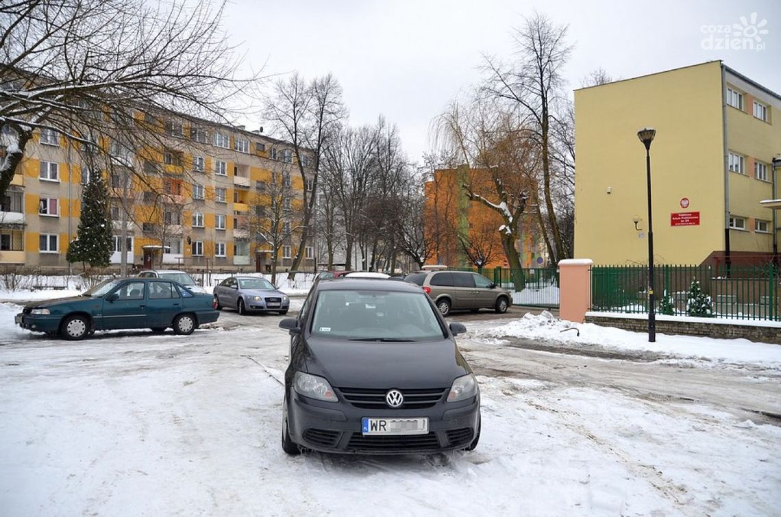 INTERWENCJE: Brakuje parkingu przed podstawówką na XV-leciu