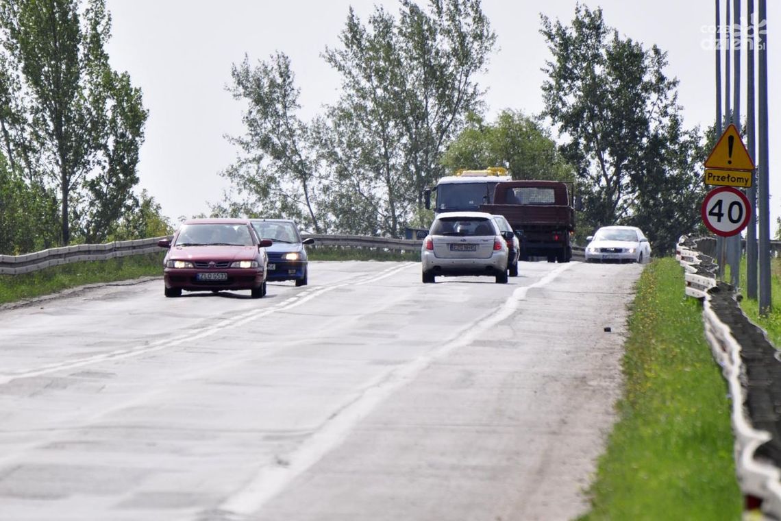 INTERWENCJE: Falująca droga przed wiaduktem