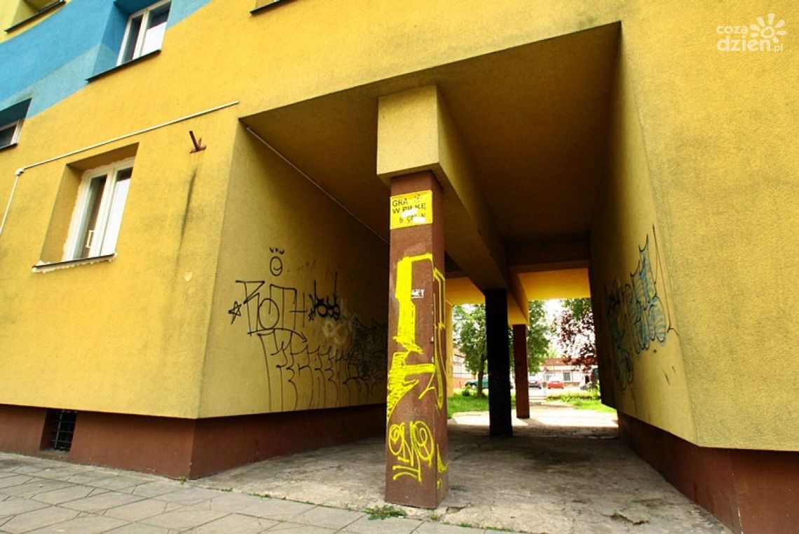 INTERWENCJE: Lokatorzy mają dość imprez w bramie INTERWENCJE: Lokatorzy mają dość imprez w bramie