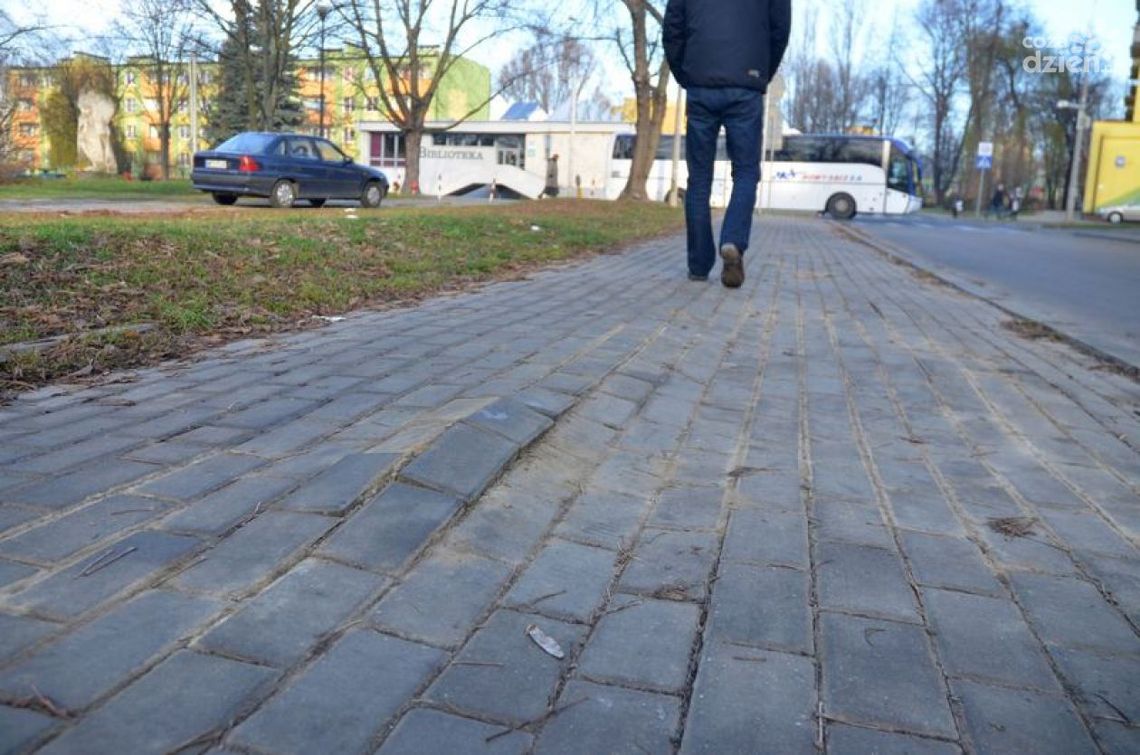 INTERWENCJE: Samochody rozjeżdzają niedawno ułożony chodnik!