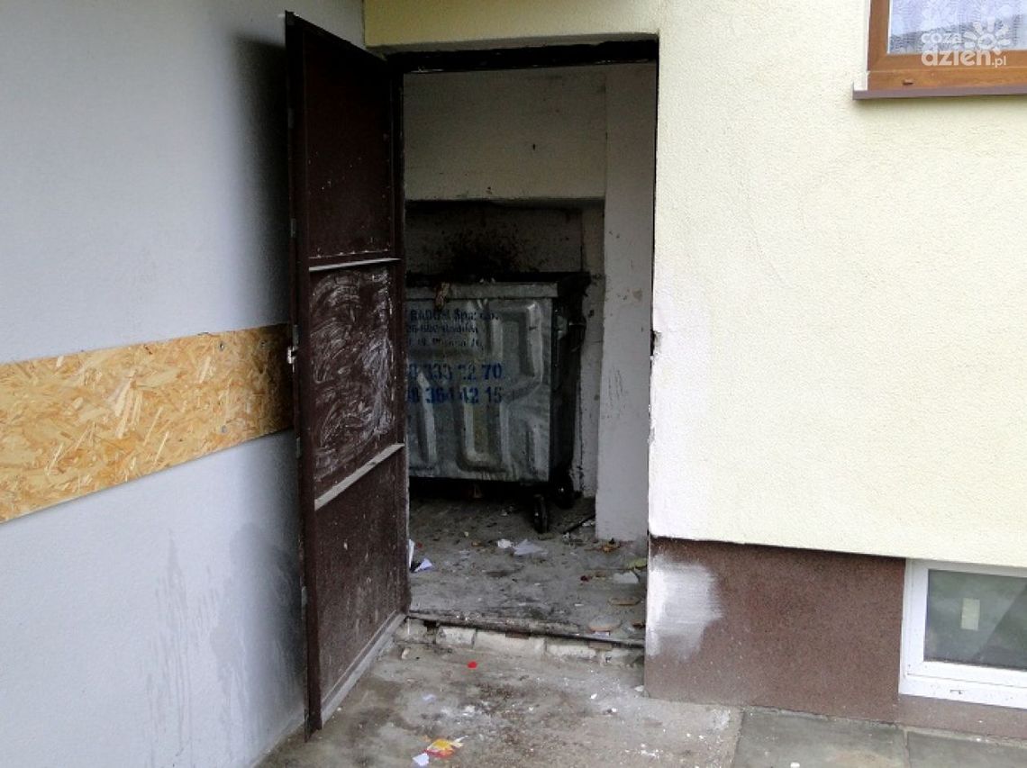 INTERWENCJE: Wiecznie otwarte zsypy na Ustroniu