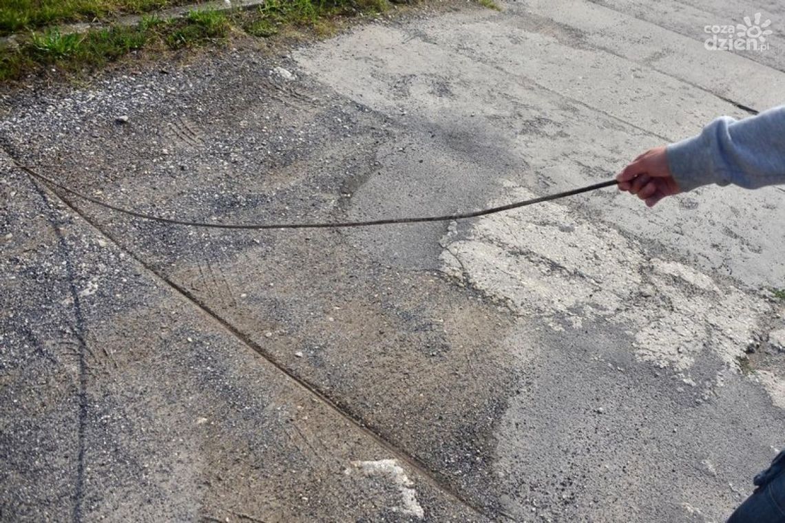 INTERWENCJE: Z jezdni wystają... druty!