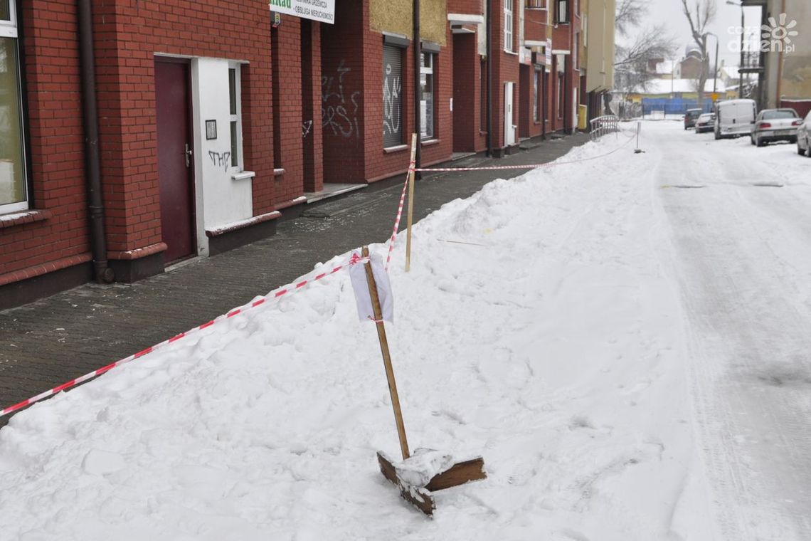INTERWENCJE: Zarządcy kamienic nie odśnieżają dachów