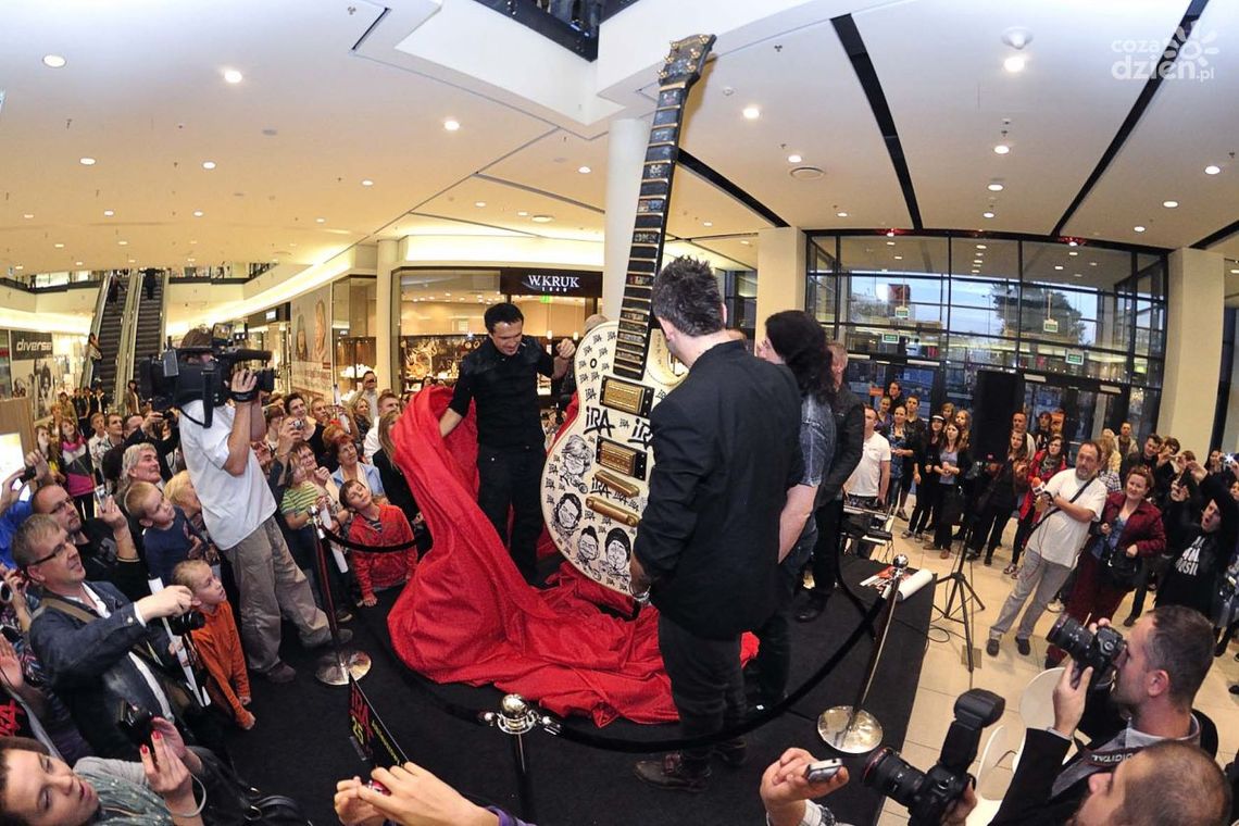 IRA, tłum fanów i... wielka gitara - ZOBACZ VIDEO