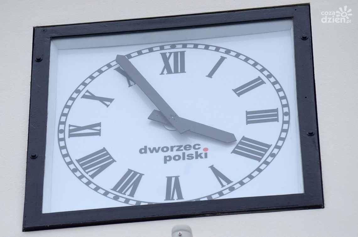IV czy IIII? Co z tą tarczą nowego zegara na dworcu? IV czy IIII? Co z tą tarczą nowego zegara na dworcu?