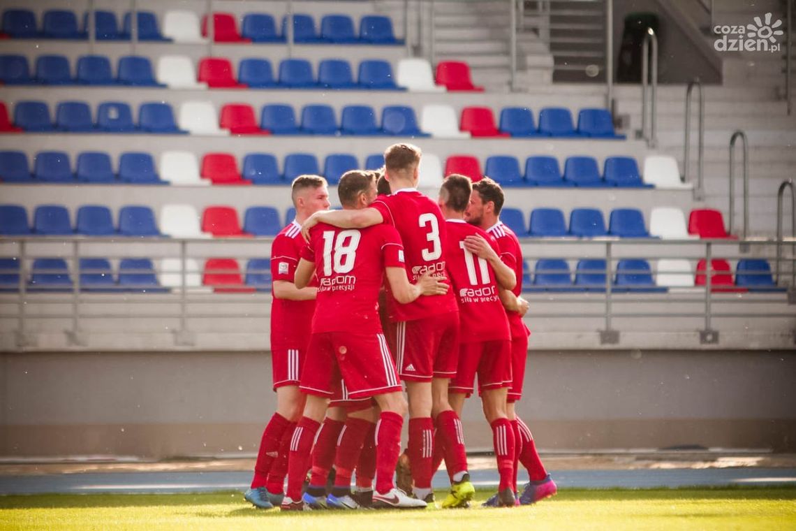 IV liga. Trzech muszkieterów walczy o awans