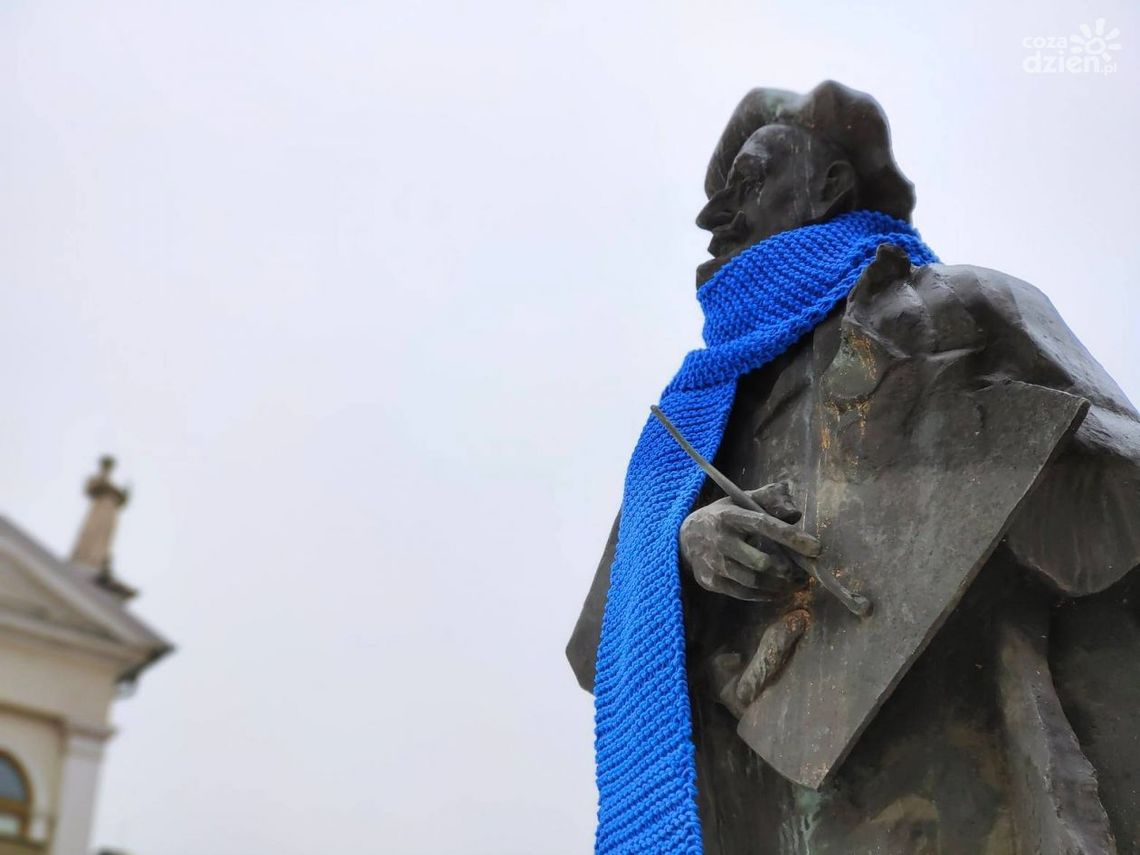 Jacek Malczewski w gustownym szaliku