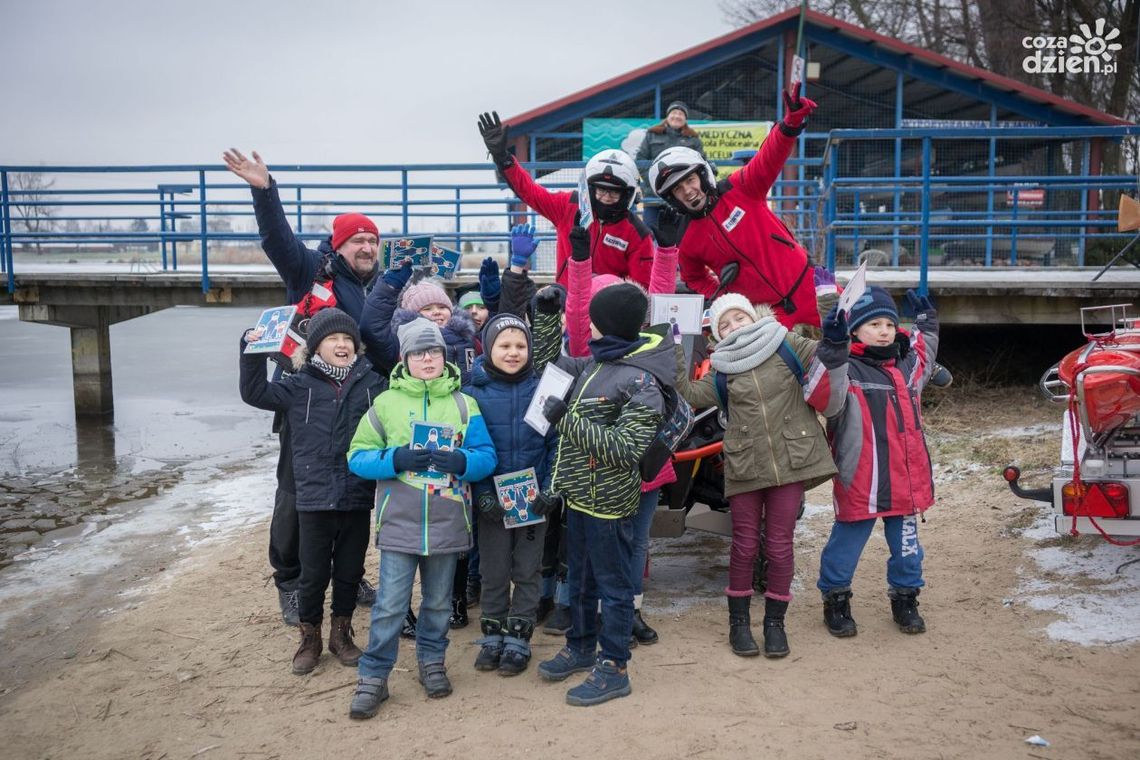 Jak być bezpiecznym w ferie? Lekcja dla uczniów nad zalewem na Borkach