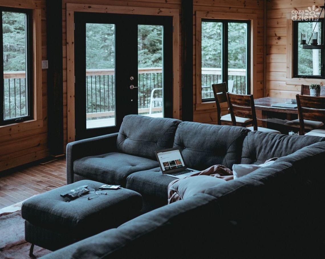 Jak dbać o kanapę narożną w stylu skandynawskim, aby służyła przez lata?