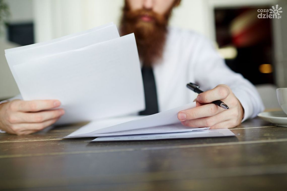 Jak długo przechowywać różne typy dokumentów w firmie?