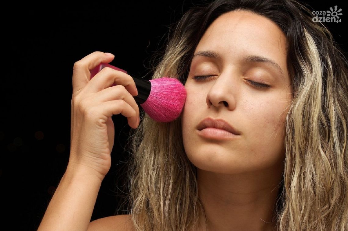 Jak dopasować podkład do twarzy?