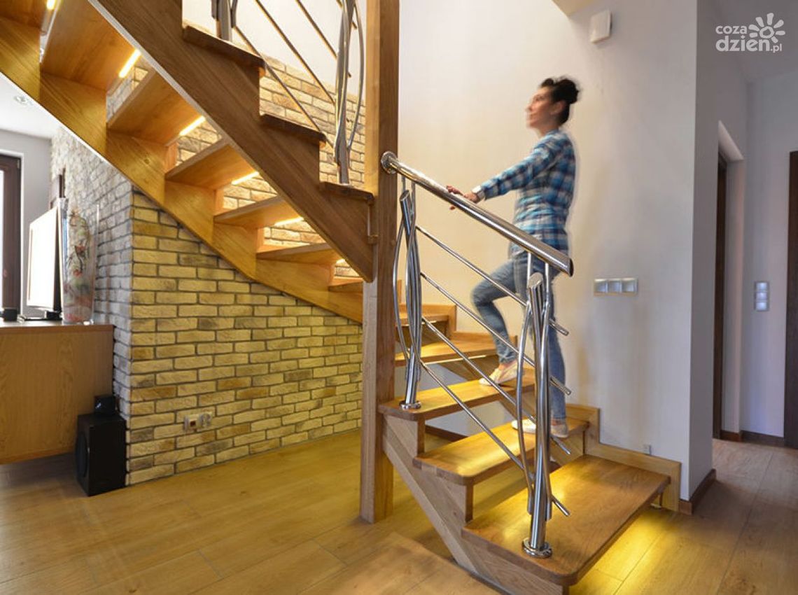 Jak kreatywnie oświetlić schody w domu?