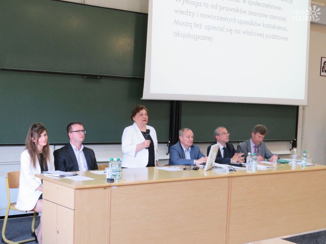 Jak ma się prawo w Polsce? Jak ma się prawo w Polsce?