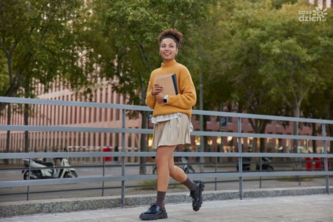 Jak nosić sweter do spódnicy?