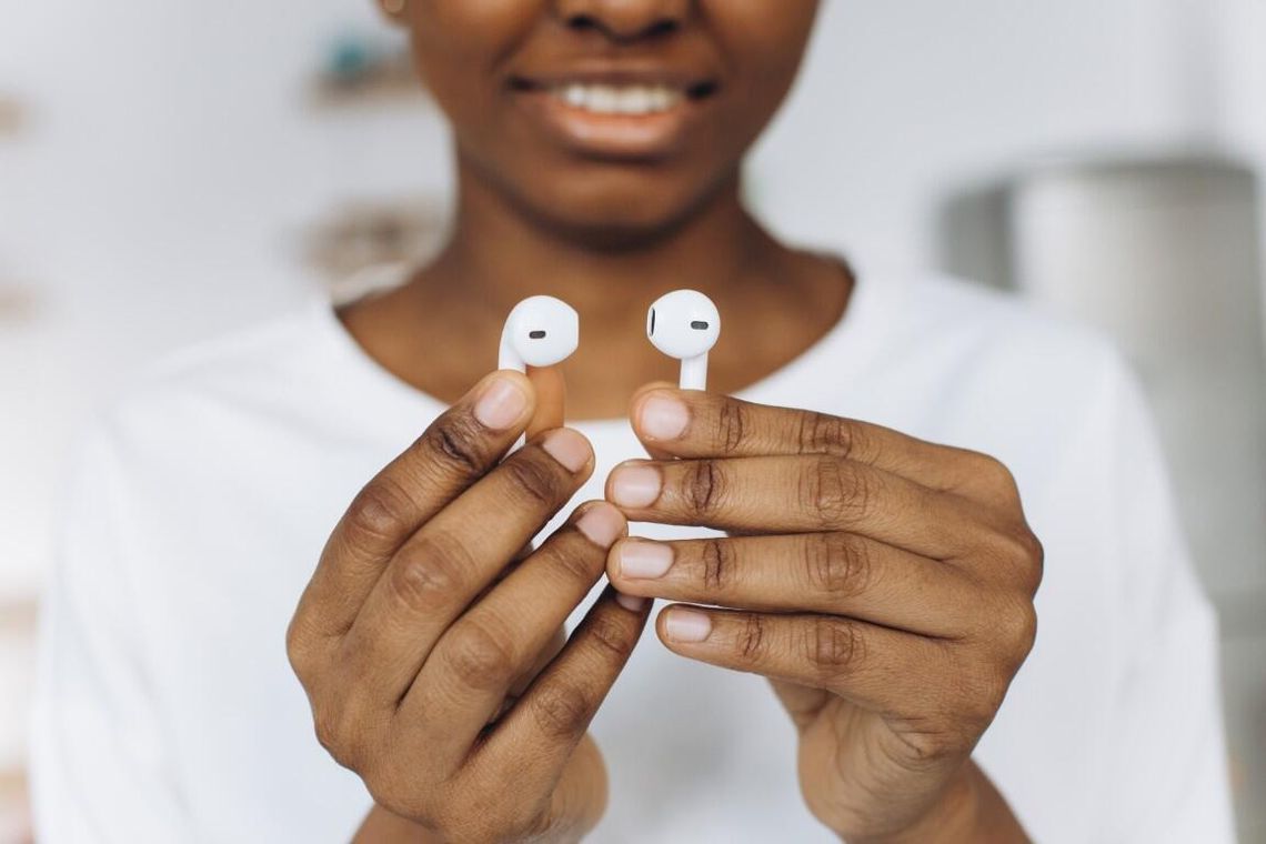 Jak słuchawki dokanałowe ewoluowały, od kabli do bezprzewodowej wolności?