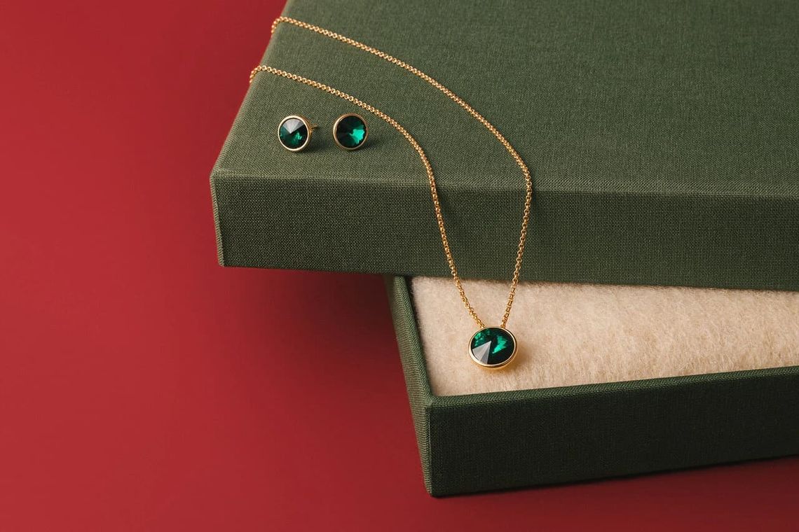 biżuteryjne duety z naszyjnikami i kolczykami