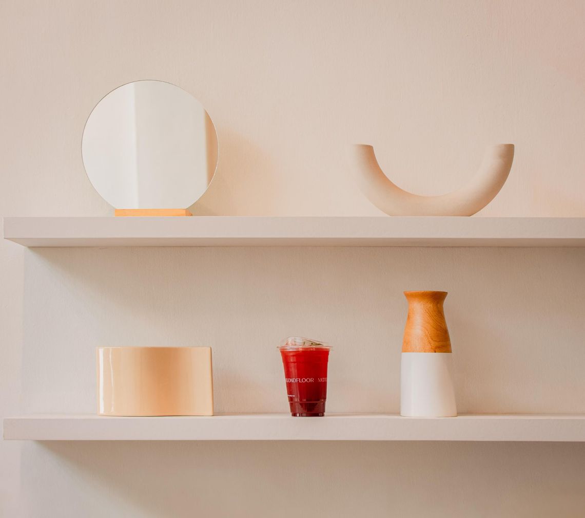 Jak wybrać półki na ścianę do nowoczesnego wnętrza? Przegląd najmodniejszych trendów