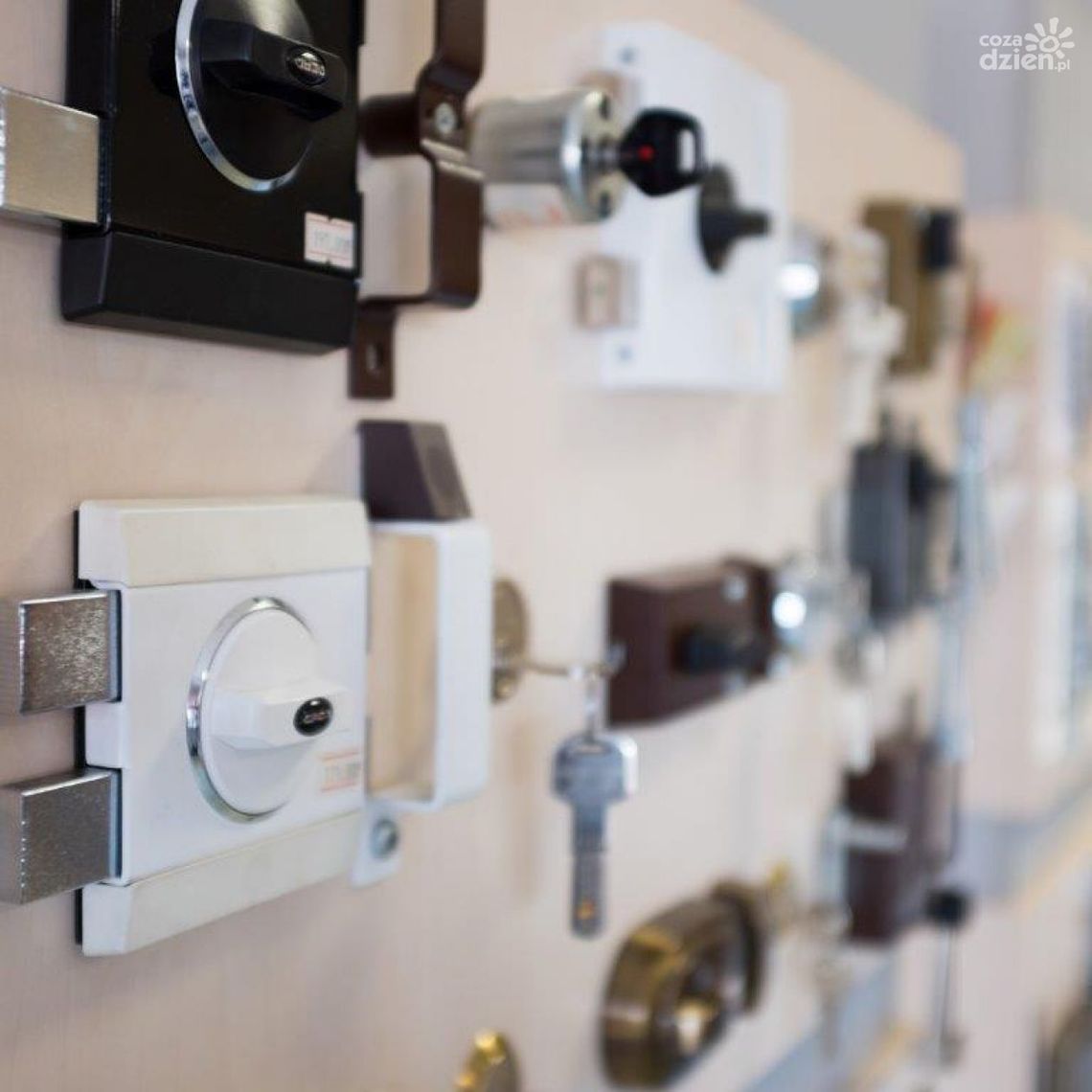 Jak zamontować zamek nawierzchniowy?