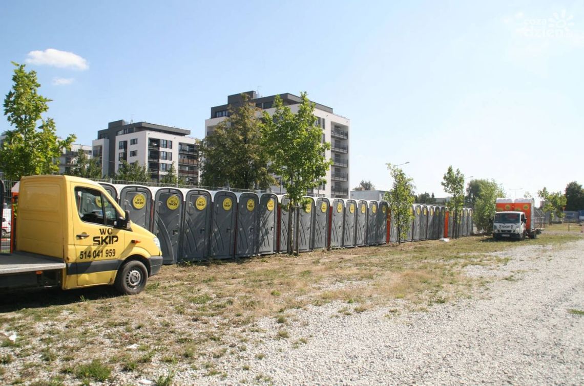 Jak zapewnić odpowiednie warunki sanitarne na dużych imprezach plenerowych?