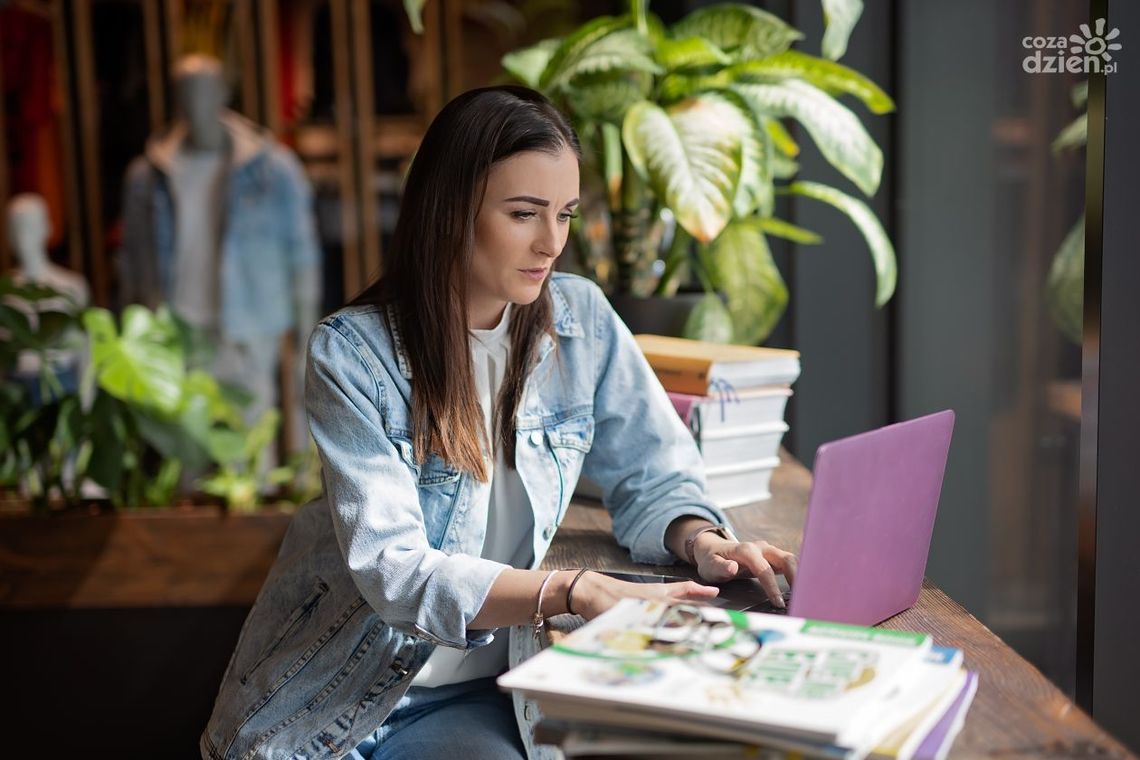 Jak znaleźć pracę za granicą bez znajomości lokalnego języka?
