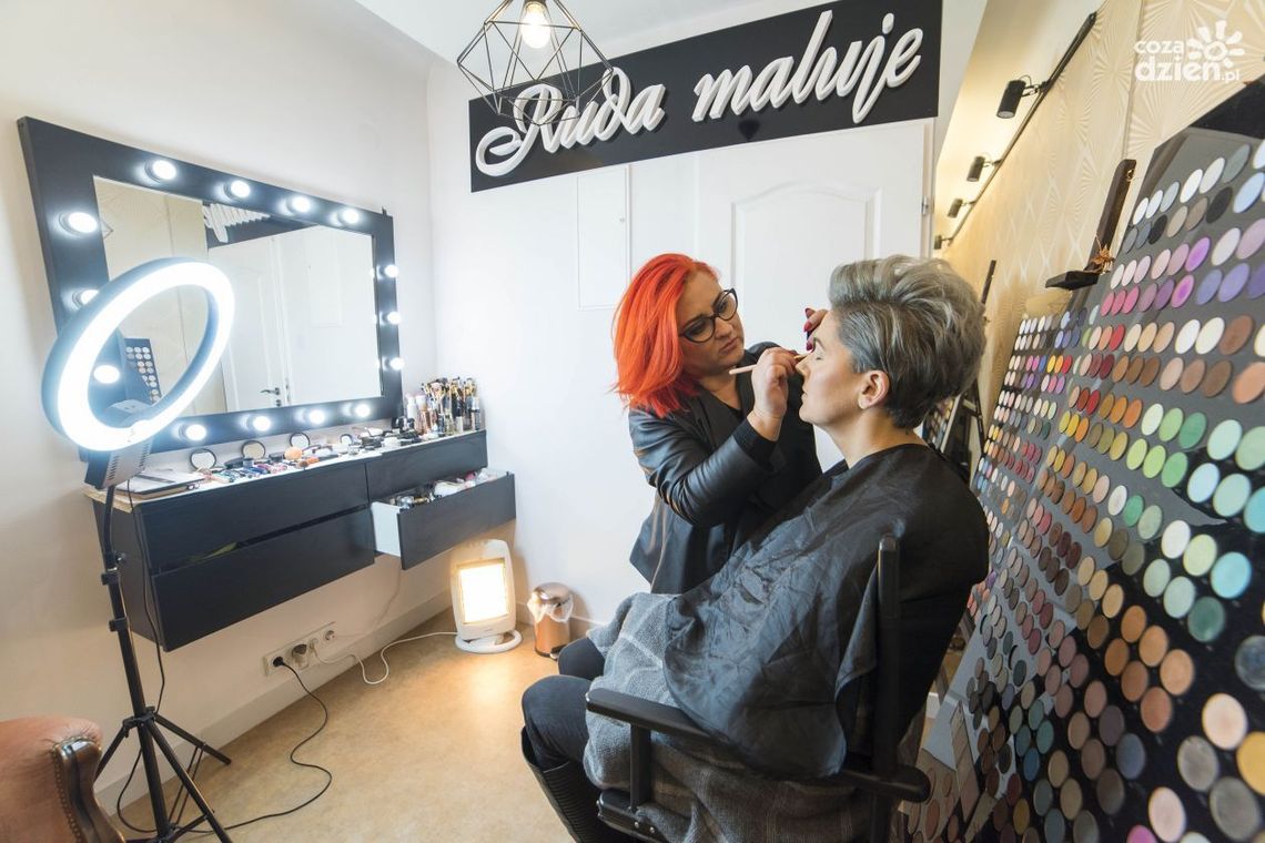 Jak zrobić makijaż sylwestrowy? Ruda Maluje Jak zrobić makijaż sylwestrowy? Ruda Maluje