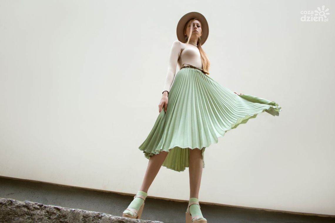 Jaką bluzkę założyć do plisowanej spódnicy?