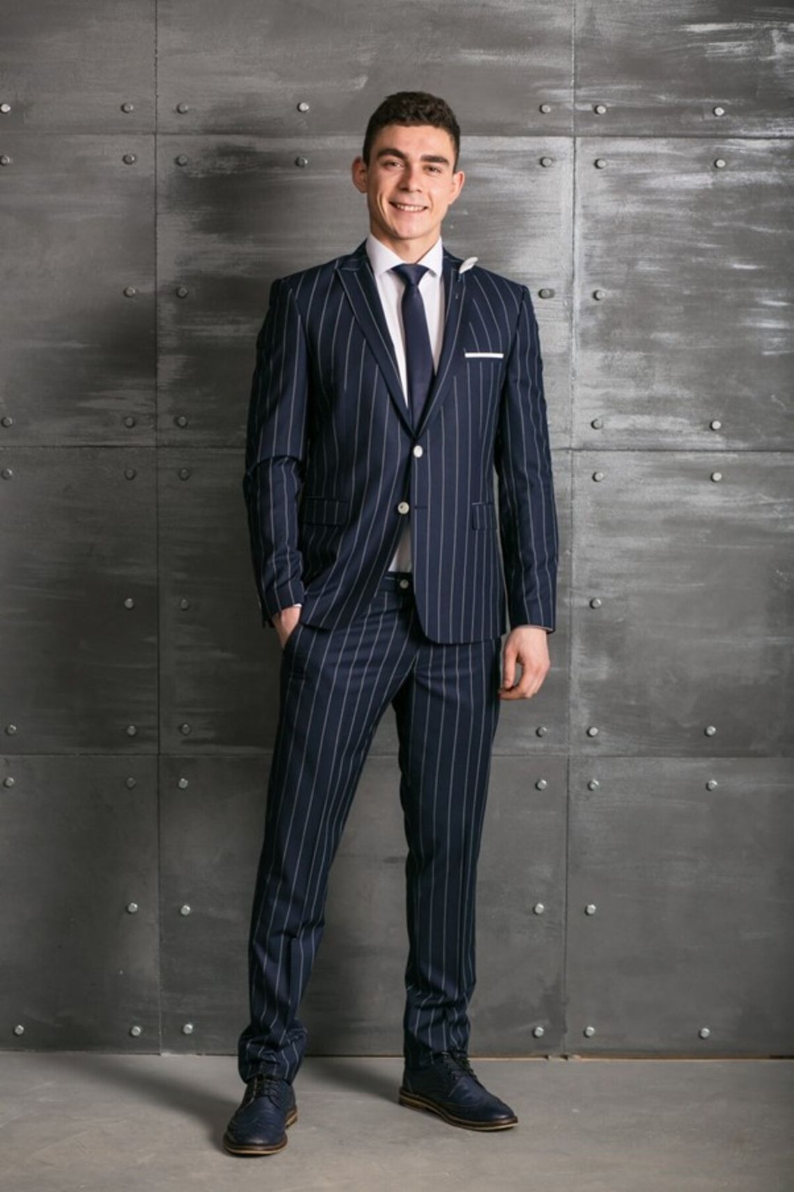 Jaki garnitur na wesele dla gościa? Praktyczny poradnik Eleganckie garnitury ślubne klasyczne garnitury