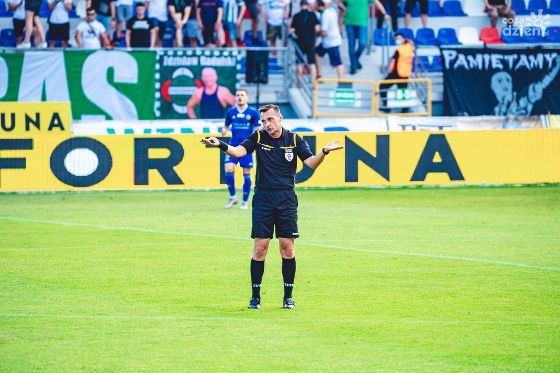 Jarosław Przybył poprowadzi sobotni mecz Radomiaka Radom z liderem z Poznania