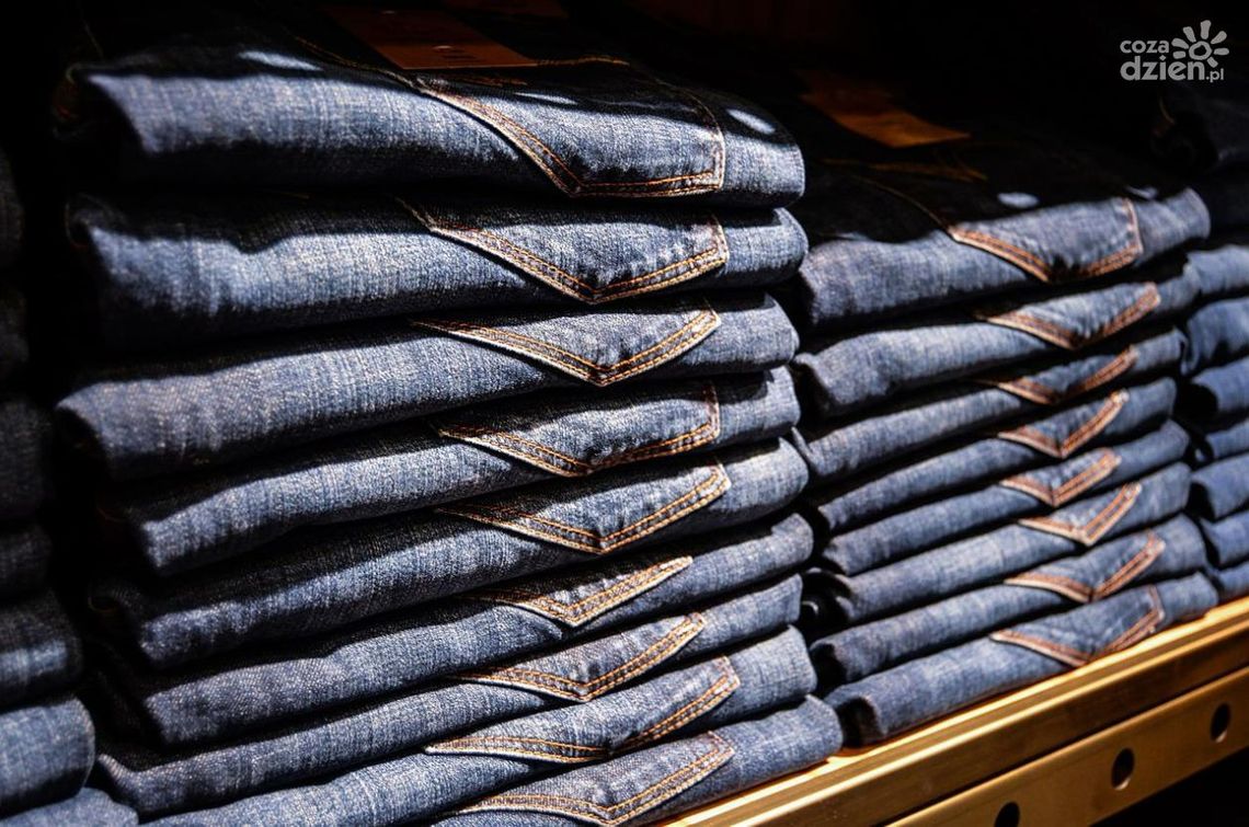 Jeansy damskie skinny - do jakiej sylwetki pasują i jak je skomponować?