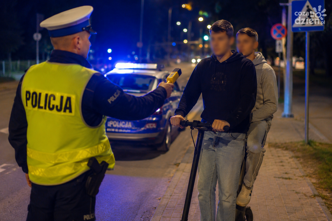 Jechał hulajnogą po alkoholu i wiózł pasażera. Odpowie przed sądem