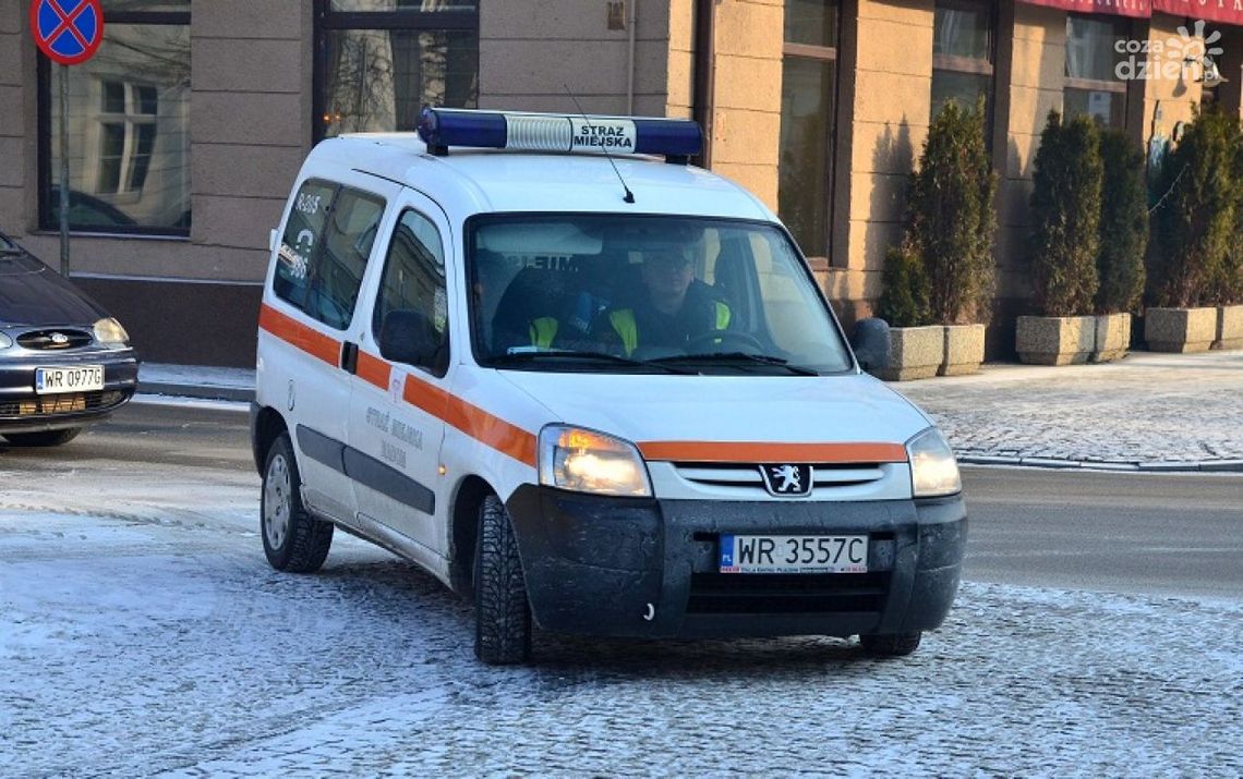 Jechał od krawężnika do krawężnika Jechał od krawężnika do krawężnika