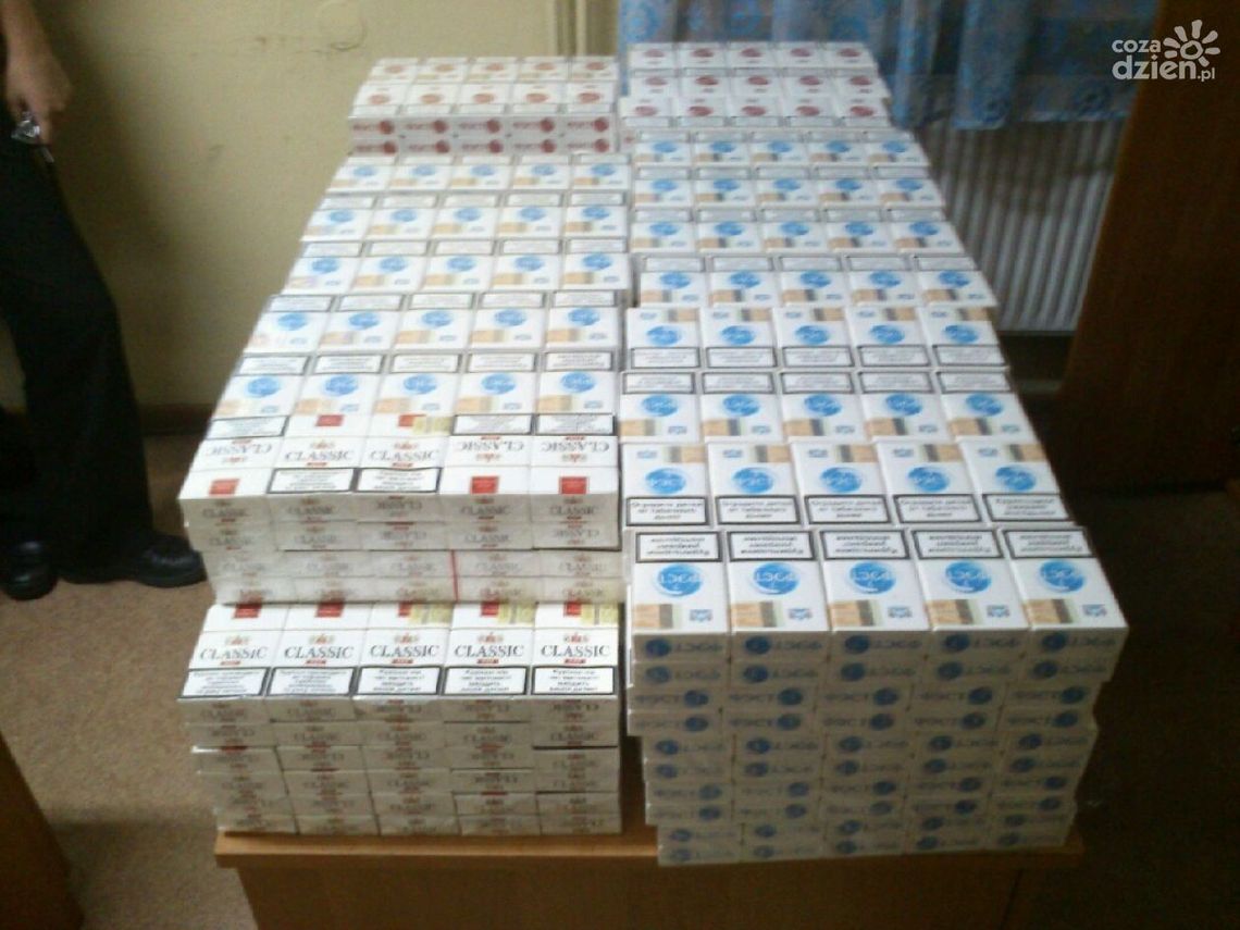 Jechał za szybko. Wpadł z papierosami.