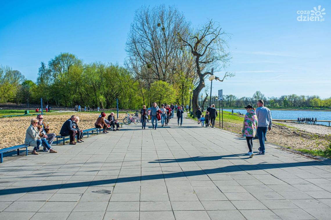 Jechała autem po chodniku przy zalewie