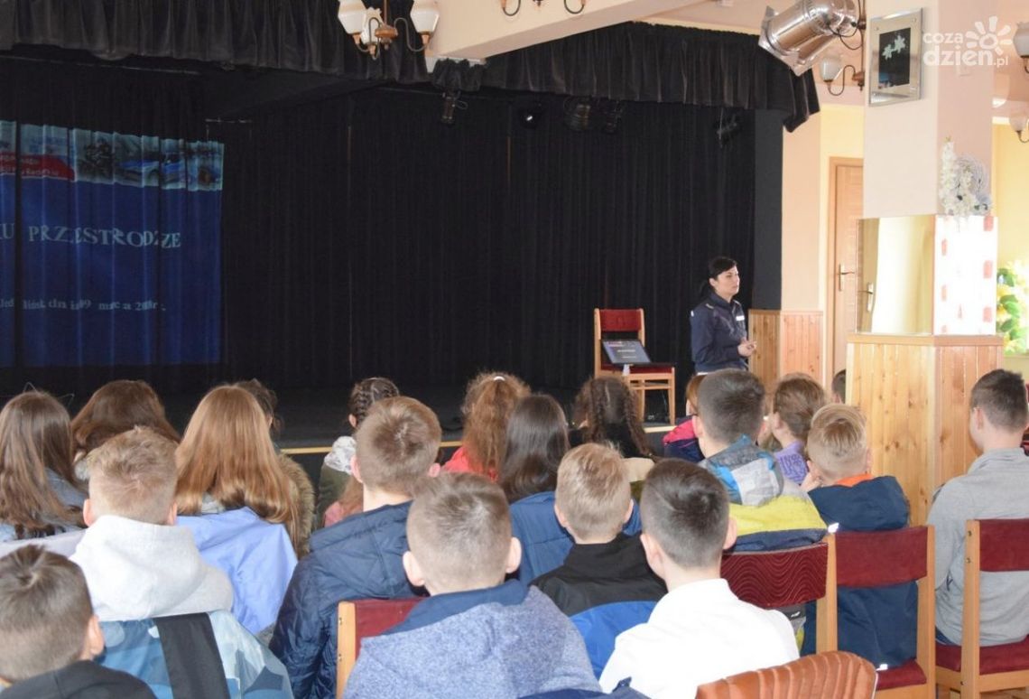 Jedlińsk. Policjanci i strażacy uczyli bezpiecznych zachowań Jedlińsk. Policjanci i strażacy uczyli bezpiecznych zachowań