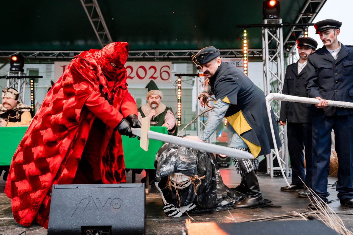 Jedlińsk znów ściął Śmierć. Unikatowe widowisko przyciągnęło tłumy na Rynek Jedlińsk znów ściął Śmierć. Unikatowe widowisko przyciągnęło tłumy na Rynek