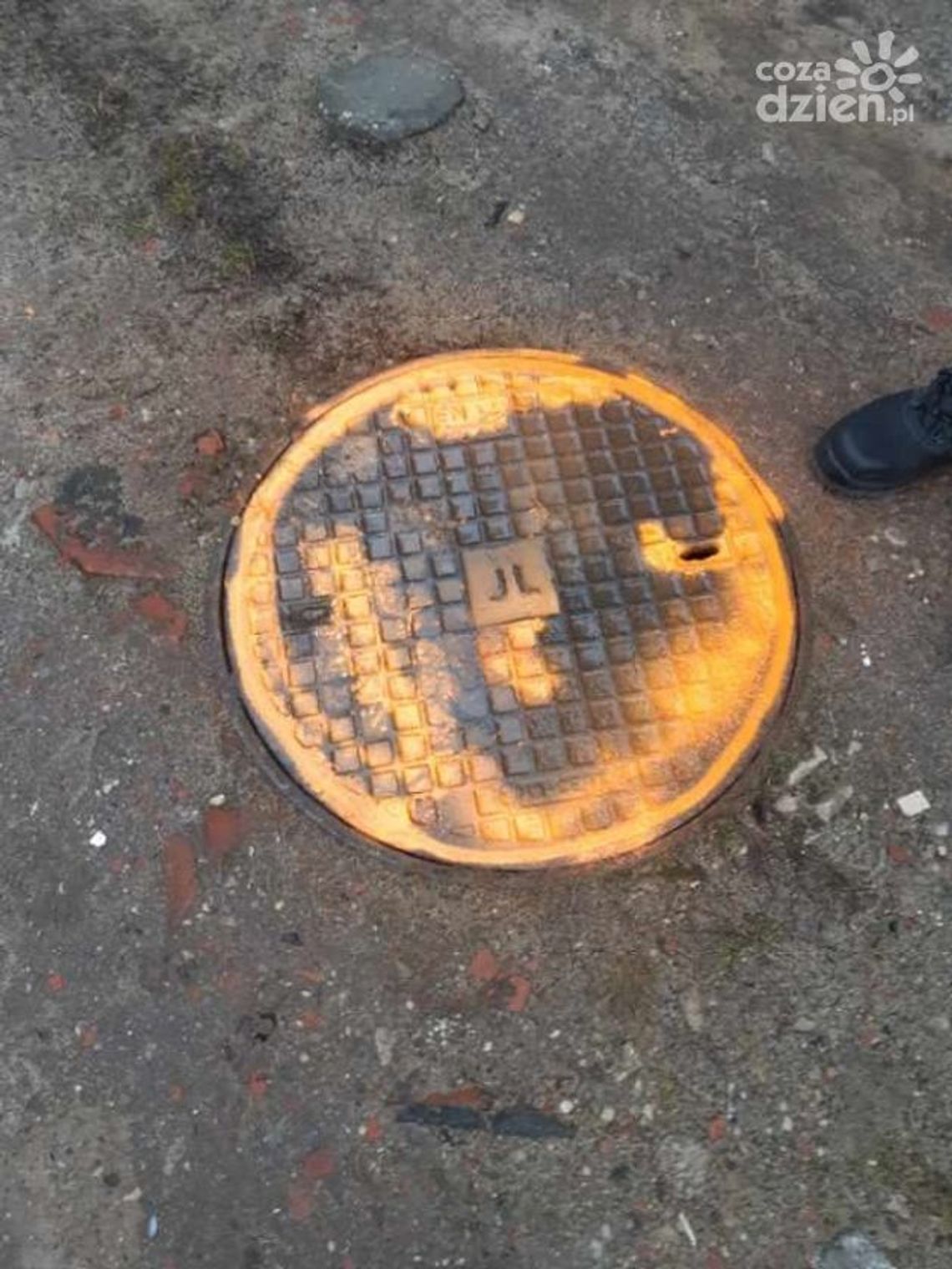 Jedlnia-Letnisko. Kradzieże włazów i pokryw studzienek