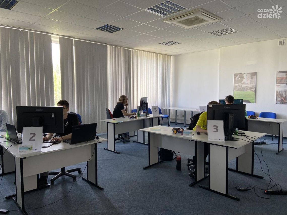 Jest ich pięciu i programują roboty Jest ich pięciu i programują roboty